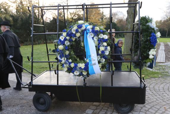 Schalke: Spendenaktion für Fan-Beisetzung auf Schalke-Friedhof