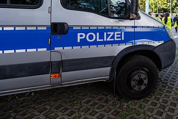 Krawall: "Fan"-Lager von RWE und Schalke liefern sich offenbar eine Schlägerei - 16 Festnahmen