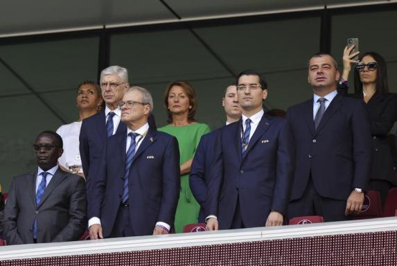 Ex-Schalke-Boss Peter Peters: Warum sitzt er auf der WM-Tribüne neben Infantino?