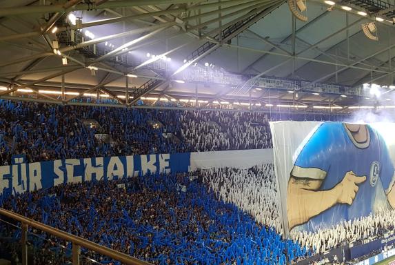 Schalke: Umstrittende S04-Choreo auf Platz eins