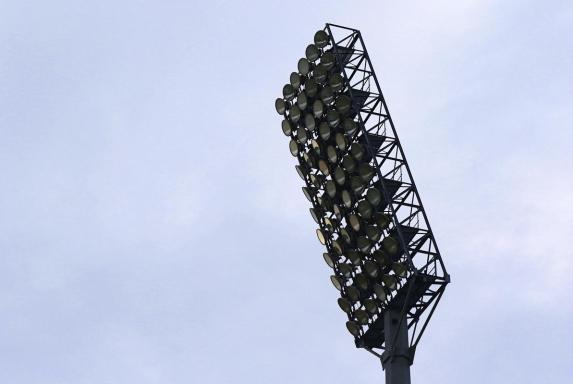 Schalke: Nach Spendenaktion - Parkstadion-Flutlichtmast wird eingeweiht