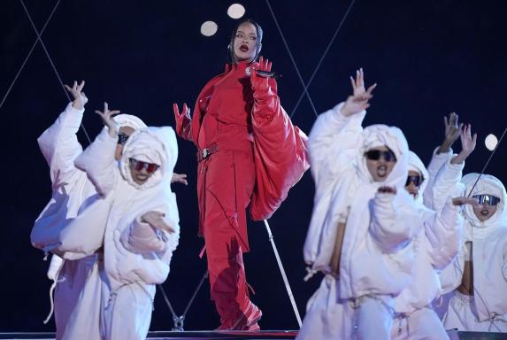 Super Bowl 2023: Schwangere Rihanna gibt großes Comeback