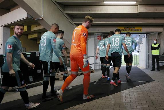 Schalke: Vor zwei Jahren - als S04 abstieg und Fans Jagd auf Spieler machten
