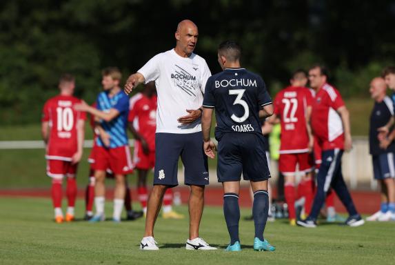 Trainer Thomas Letsch (links) gibt beim ersten Testspiel des VfL Bochum Anweisungen an Danilo Soares.