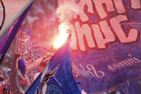 Pyrotechnik und Feuerzeug-Wurf: Auch Schalke wird vom DFB zur Kasse gebeten