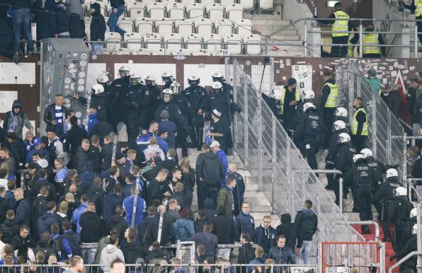 Schalke: Fan-Attacken auf Ordner - St. Pauli zieht Konsequenzen