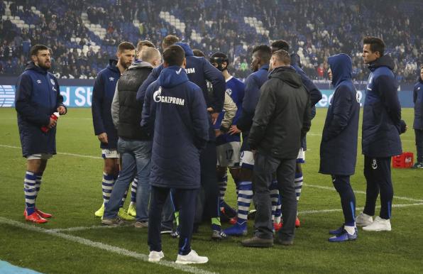 Weisse noch? Als Schalke-Ultras Stambouli nach Düsseldorf-Blamage die Binde abnahmen