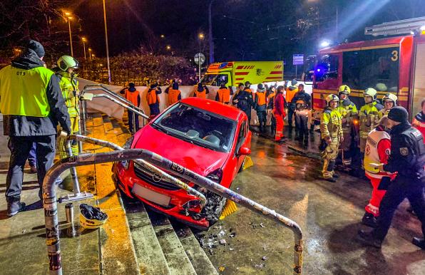 Unglück nach Drittliga-Topspiel - Auto fährt in Fangruppe, drei Verletzte