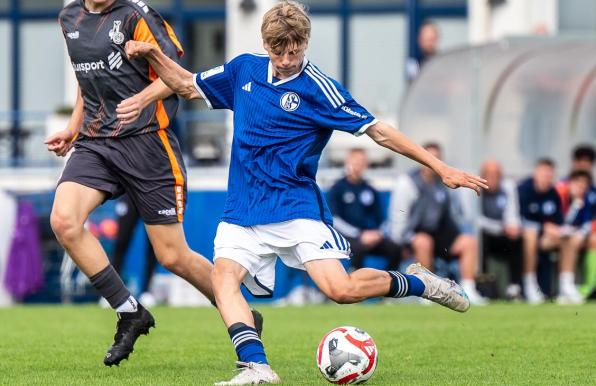 Schalke: Zwei U17-Stammkräfte verlängern in der Knappenschmiede