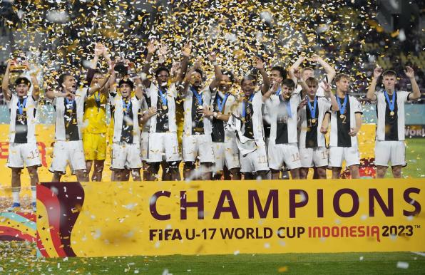Die U17-Junioren des DFB feiern den Gewinn der WM