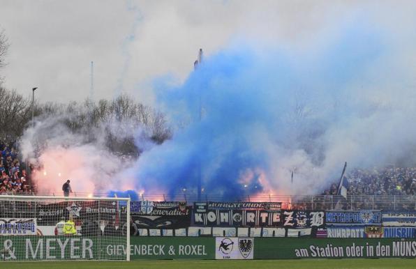 Pyrotechnik, wie hier bei der Partie zwischen Preußen Münster und dem MSV Duisburg, könnte für den SV Meppen harte Folgen haben. 
