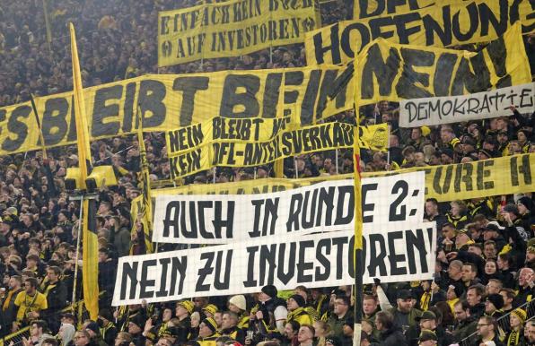 Dortmunds zeigen Transparente gegen Investoren in der DFL. 