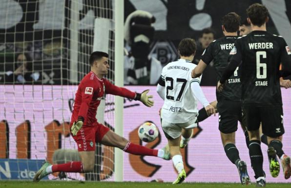 Gladbachs Rocco Reitz (M) erzielt das Tor zum 2:1 gegen Werder Bremen. 