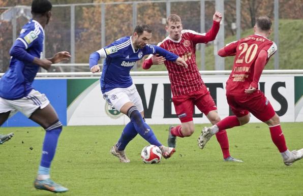 Schalke II besiegte in einem Test Fortuna Köln (rot) mit 2:1. 