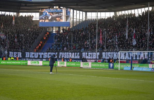 Auch die Fans des VfB Stuttgart schwiegen zu Beginn in Bochum.