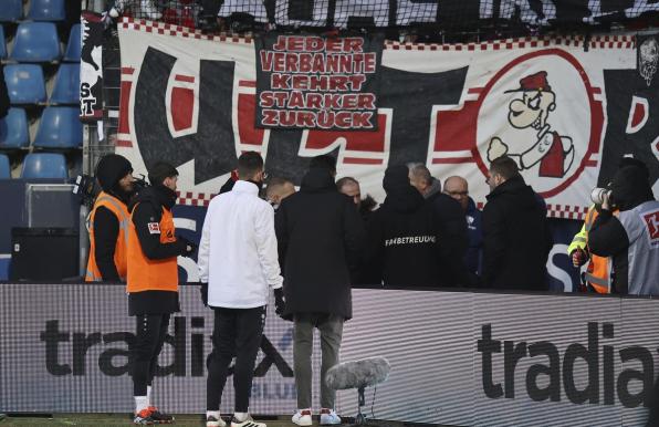 In Bochum sorgen die VfB-Fans mit einem Banner für eine lange Verzögerung.