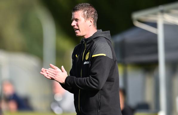 Mike Tullberg, Trainer der U19 von Borussia Dortmund, konnte den nächsten Sieg feiern.