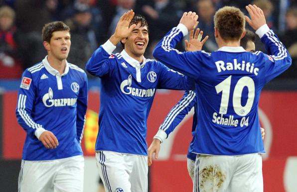 Ein Bild aus alten Schalke-Tagen: Ivan Rakitic (vorne) klatscht mit Raul ab.