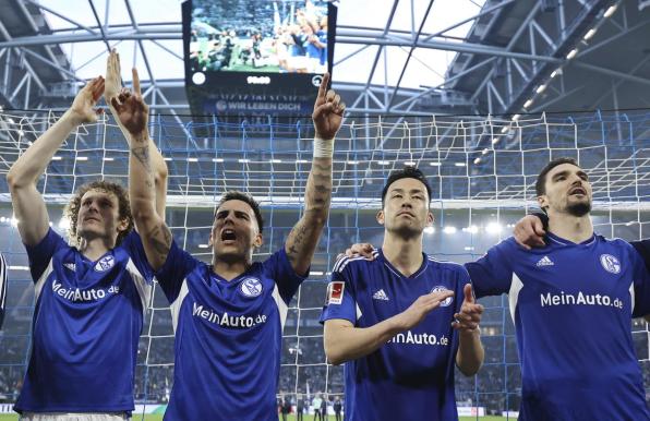 Alex Kral, Rodrigo Zalazar, Maya Yoshida und Marcin Kaminski bejubeln einen Schalker Sieg. Aktuell trägt nur noch Kaminski das königsblaue Trikot.
