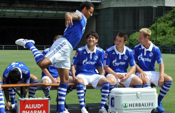 Beste Laune beim Fotoshooting von Schalke 04 im Jahr 2010. Ganz rechts: Ivan Rakitic.
