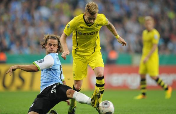 Yannick Stark (links), hier im Trikot vom TSV 1860 München, grätscht gegen Borussia Dortmunds Marco Reus.