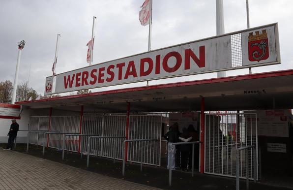 Der Rasenplatz im Wersestadion, Heimspielstätte von Rot Weiss Ahlen, ist aktuell nicht bespielbar.