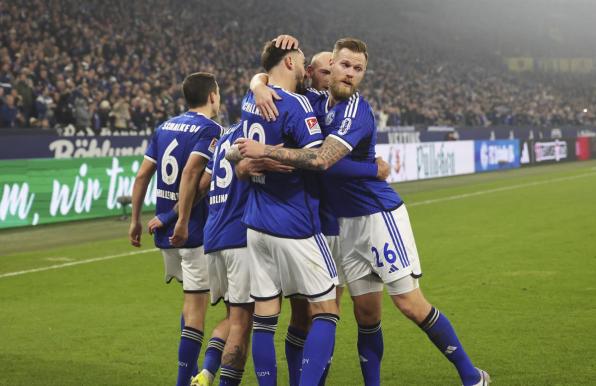 Großer Jubel nach Karamans 1:0 für Schalke 04.