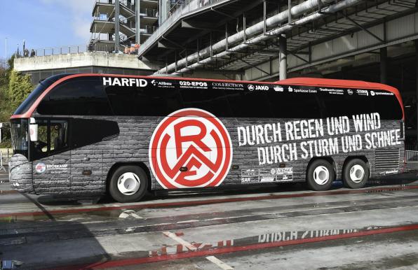 Der RWE-Mannschaftsbus wird in den Wochen bis zum Saisonende noch einige tausend Kilometer abspulen.