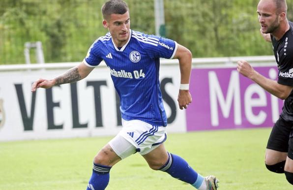 Niklas Castelle, hier beim Regionalliga-Spiel gegen den SV Rödinghausen, zählte am Mittwoch zu den Torschützen des FC Schalke 04.