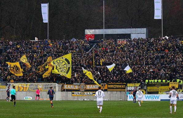 Auswärtsspiele von Alemannia Aachen, wie das hier beim Wuppertaler SV, sind in diesem Jahr gut besucht.