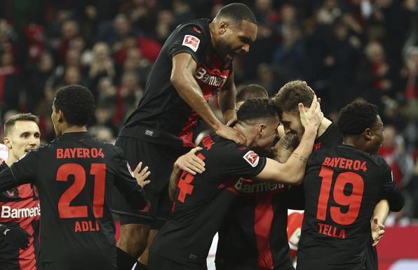Die Spieler von Bayer Leverkusen bejubeln das zwischenzeitliche 1:0 gegen den FC Bayern München.