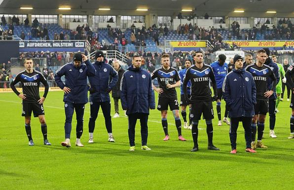 Die Schalke-Profis nach dem 0:1 in Kiel vor der Gästekurve.