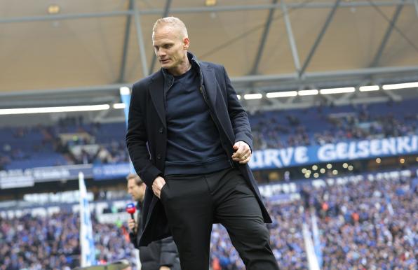 Trainer Karel Geraerts empfängt mit dem FC Schalke in der 2. Liga Wehen Wiesbaden.