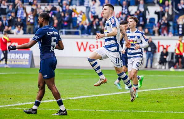 Der MSV Duisburg jubelt über den 1:0-Siegtreffer.