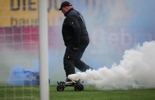 Die Fans von Hansa Rostock protestieren auf kuriose Weise gegen den Investoren-Deal der DFL.