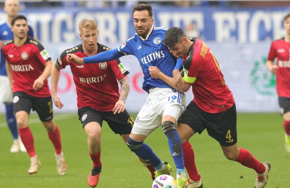 Es war umkämpft zwischen dem FC Schalke und Wehen Wiesbaden.