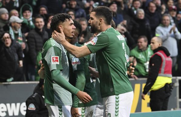 Werder Bremens Justin Njinmah (links) beim Torjubel.