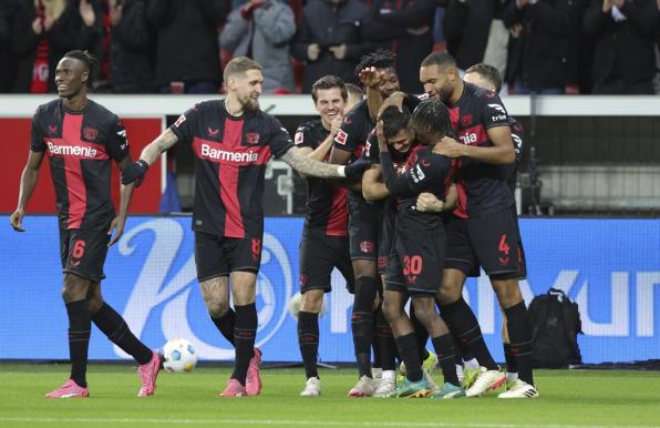 Die Spieler von Bayer Leverkusen feiern das 1:0 gegen Mainz 05