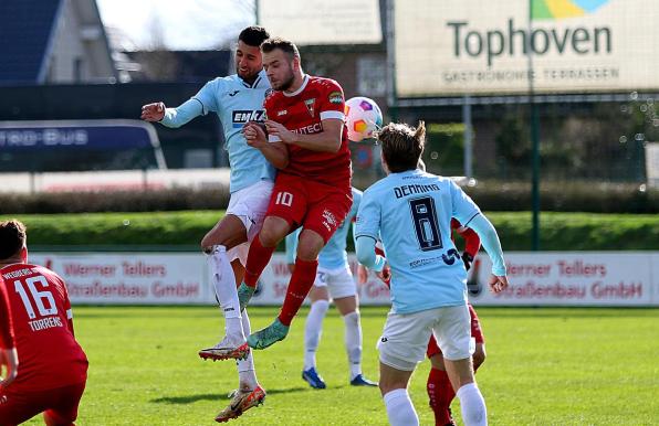 Aday Ercan (Wuppertaler SV) und Mike Kleefisch (FC Wegberg-Beeck) kämpfen um den Ball.