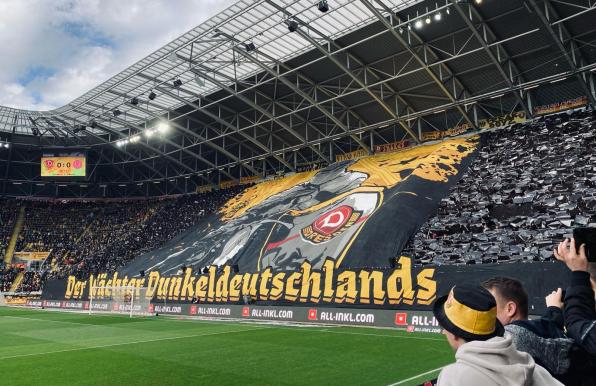 Die Choreo der Fans von Dynamo Dresden.