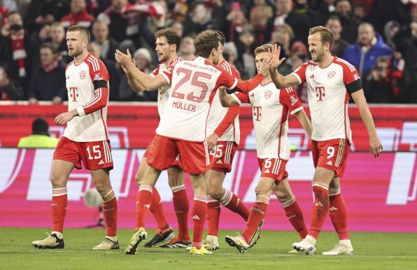 Der FC Bayern München bejubelt einen wichtigen Sieg gegen RB Leipzig.