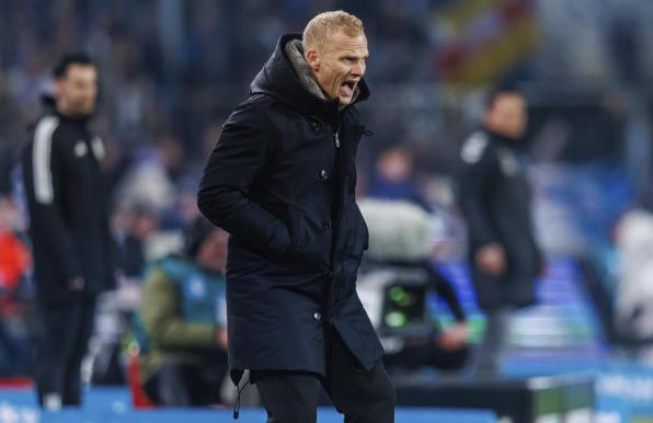 Schalke-Trainer Karel Geraerts ärgert sich über das 0:3 in Magdeburg.