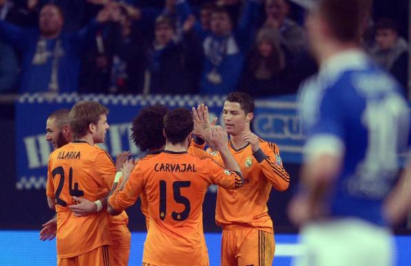 Die Spieler von Real Madrid bejubeln ein Tor gegen Schalke 04.