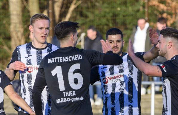 Die SG Wattenscheid 09 jubelt über den Sieg gegen den FC Brünninghausen.
