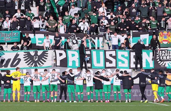 Die Mannschaft des SC Preußen Münster kann sich auf ihre Fans verlassen.