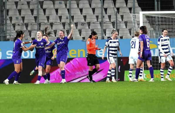 Die Spielerinnen der SGS Essen feiern das 1:0 gegen den MSV Duisburg. 