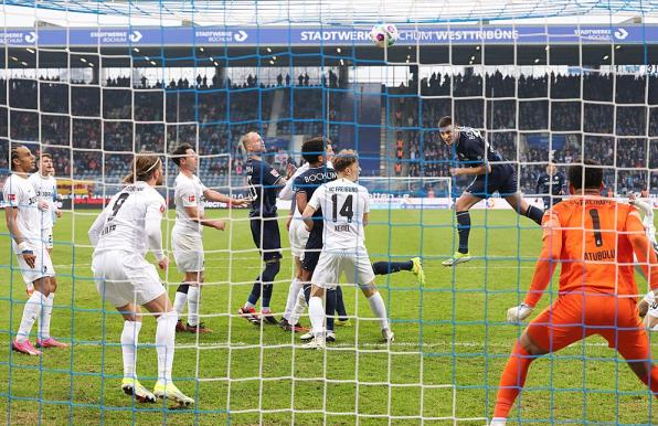 Hier kommt Keven Schlotterbeck gegen den SC Freiburg zum Kopfball. Es wäre das 2:2 gewesen.