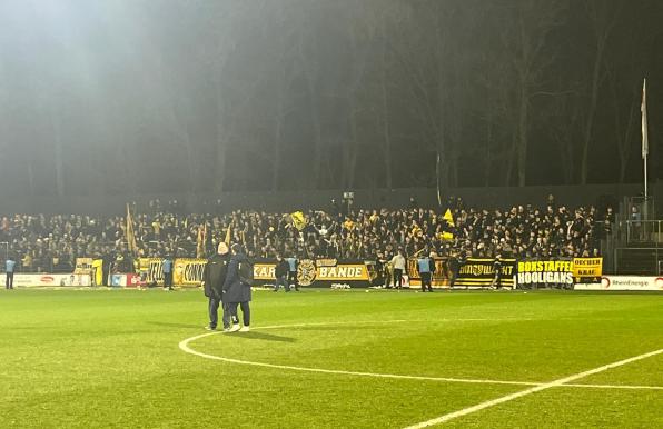 Die Fans von Alemannia Aachen, wie hier in Köln, machen inzwischen jedes Regionalliga-Auswärtsspiel zu einer Heimpartie. 