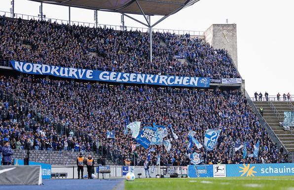 Schalke: Fans beschimpfen S04-Spieler - Getränkebecher fliegen
