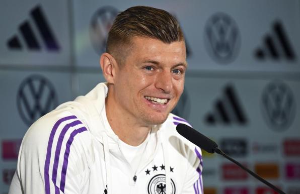 Mit einem breiten Lächeln: Toni Kroos ist zurück beim DFB.